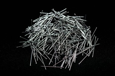 Siyah arkaplanda metal bir tel yığını