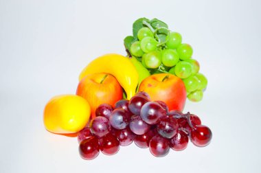 beyaz arkaplanda meyveler