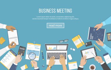 İş toplantısı ve beyin fırtınası. Masanın etrafındaki insanlarla ofis işi konsepti. Analiz, planlama, sonuçlar. Belgeler, dizüstü bilgisayarlar, not defterleri ve grafiklerle çalışan bir iş adamı. Vektör