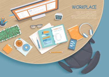 Modern ve şık bir iş yeri manzarası. Yuvarlak tahta masa, koltuk, ofis malzemeleri, monitör, kitap, defter, kulaklık, telefon, bardak, kalem, kağıt, çay, çörek. Vektör illüstrasyonu