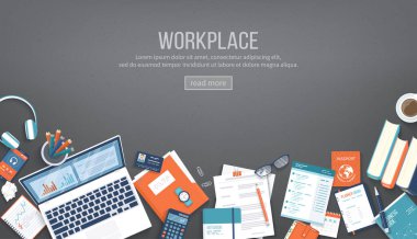 İş yeri Masaüstü arkaplanı. Siyah masa, dizüstü bilgisayar, klasör, belgeler, not defteri, kitaplar, çanta, takvim, kulaklık, hesap makinesi, kalem, buruşuk kağıt. Mesaj için yer. Vektör Üst Görünümü