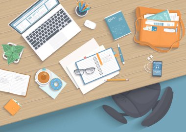 Modern ve şık bir iş yeri manzarası. Tahta masa, koltuk, ofis malzemeleri, dizüstü bilgisayarlar, kitaplar, defter, kulaklıklar, telefon, çanta, bardak, kalem, kağıt, çay, çörek. Vektör illüstrasyonu