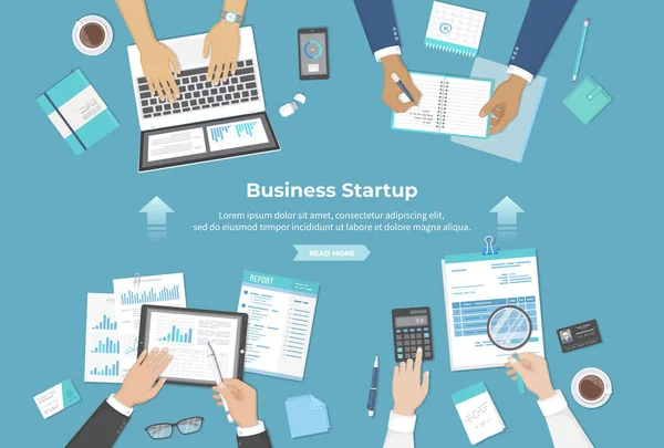 İş adamı ekibi proje girişimi, yatırım, mali planlama, anlaşma, analiz verileri, farkındalık, başarı konularını tartışıyor. Belgeler, grafikler, sayım, rapor. İnsanların ellerinin üst görüntüsü. Vektör