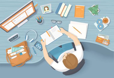 Ahşap masadaki defterli adam. İşyeri Masaüstü Çalışma Alanı Sandalyesi, ofis malzemeleri, monitör, kitaplar, defter, kulaklık, telefon, cüzdan, kalem, kağıt, çay, çörek, çanta. Vektör Üst Görünümü
