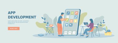 Mobil uygulama geliştirme. Telefon yazılımı yaratılıyor. Akıllı telefon arayüzü üzerinde çalışan kadın ve erkek. Promosyon web afişi. Çizgi film düz vektör çizimi.