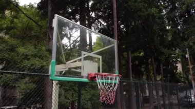 Şehirdeki bir eğlence parkındaki basketbol potasının sinematik görüntüsü. Toplum sporları ve etkinlikleri mahkemesi.