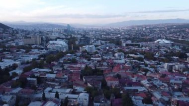 Tiflis, Georgia üzerinde insansız hava aracı uçuşu. Sonbaharda gün batımında popüler turizm beldesi.