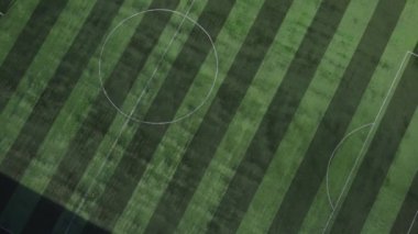Tiflis, Gürcistan 'daki boş bir futbol sahasının havadan görünüşü.