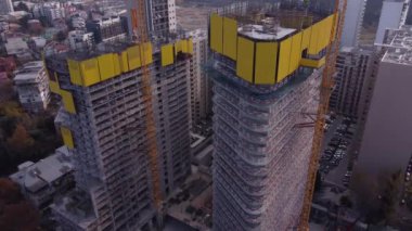 Tiflis, Georgia 'da yeni bir yerleşim ve ofis alanı için aktif inşaat alanı. Sonbahar boyunca hava görüntüsü.