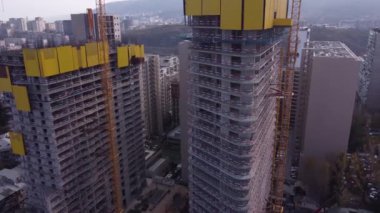 Şehirdeki konut ve ofis alanının yeni gelişiminin havadan görüntüsü. 