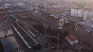 Demiryolunun yanındaki su kulesinin havadan görüntüsü. Şehirde sanayi bölgesi.
