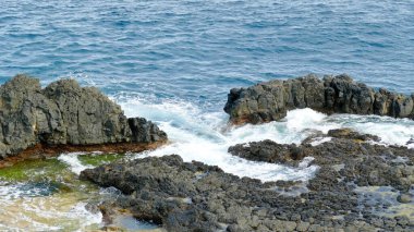 Dalgalı ve taşlı güzel deniz manzarası