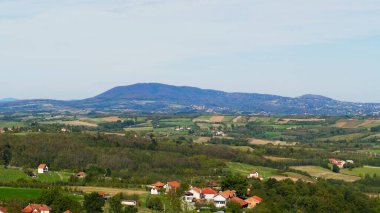 Dağların tepesinden görüntülemek