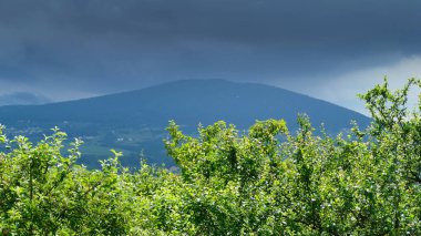 Bulutlu mavi gökyüzü olan dağ manzarası