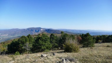 Arkasında bir dağ olan güzel bir manzara.