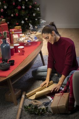 Esmer kız Noel hediyesi hazırlıyor.