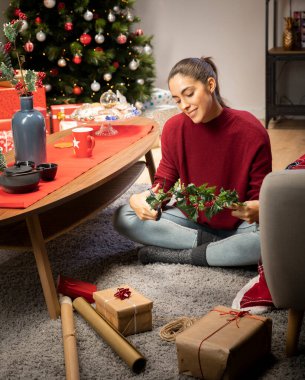 Mutlu kız ağaç dallarına bakıyor.