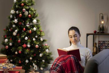 Elleri kırmızı kitaplı esmer.