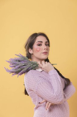 Lavantalı poz veren kadının yan görünüşü