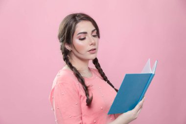 Kitaptan büyülenmiş bir kadının yan görünüşü