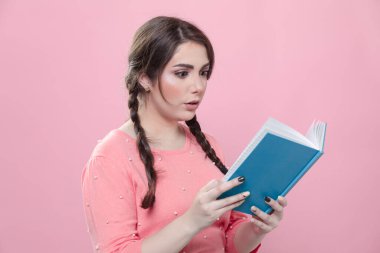 Kitapta ilginç bir kadının yan görünüşü