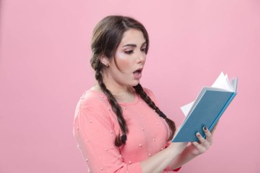 Kitapta okudukları karşısında şoka uğrayan bir kadın.