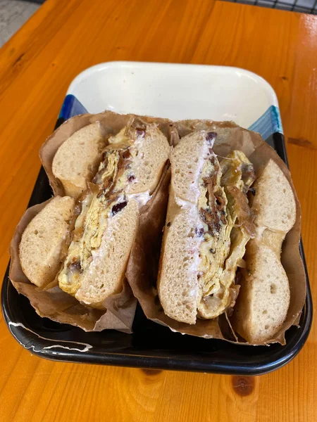 Half Cut Bagel Sandwich Scrambled Egg Cream Cheese Mushroom Served — Stock Photo, Image