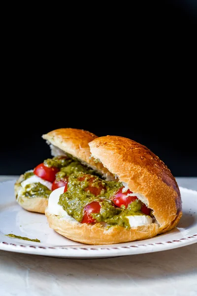Sandwiches Caprese Italianos Con Tomates Cherry Frescos Queso Mozzarella Salsa — Foto de Stock