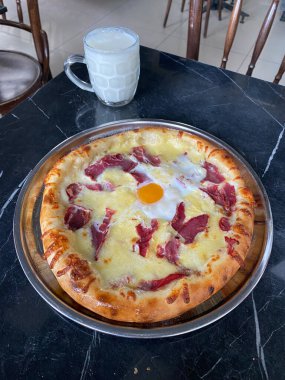 Geleneksel Türk Mutfağı Pide ile Karadeniz Peyniri ve Pastirma veya Pastrami. Türk pizzası. Hizmete Hazır.