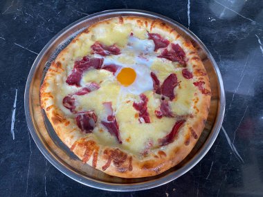 Geleneksel Türk Mutfağı Pide ile Karadeniz Peyniri ve Pastirma veya Pastrami. Türk pizzası. Hizmete Hazır.