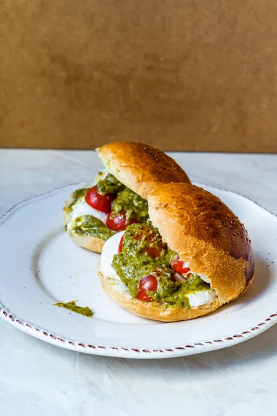 Sandwiches Caprese Italianos Con Tomates Cherry Frescos Queso Mozzarella Salsa — Foto de Stock
