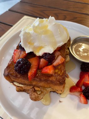 Kremalı tarçınlı tost, fıstık ezmesi, yabanmersini, ahududu, akçaağaç şurubu ve kahve. Sabah kahvaltısı restoranda servis edilir..