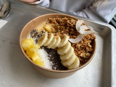 Granola, Banana, Chia Seeds, Ananas ve Hindistan cevizi dilimli Smoothie Bowl. Yemeye hazır..