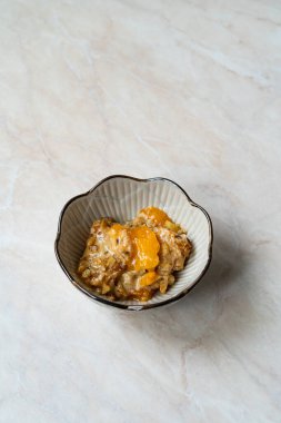 Tahini soslu hurma. Tahin ve Ceviz. Organik Gıda Yemeye Hazır.