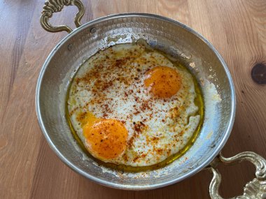 Kahvaltı için Bakır Kasesi 'nde Baharatlı Kızarmış Sunny Side Up Eggs. Yemeye hazır..