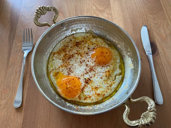 Pikantne Smażone Jajka Sunny Side Miedzianej Misce Śniadanie Gotowy Jedzenia — Zdjęcie stockowe