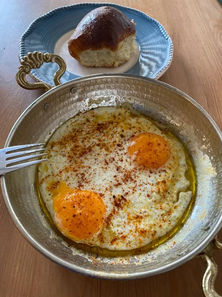 Spicy Fried Sunny Side Eggs Copper Bowl Para Desayuno Listo — Foto de Stock