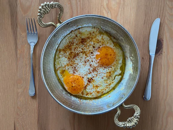 Pikantne Smażone Jajka Sunny Side Miedzianej Misce Śniadanie Gotowy Jedzenia — Zdjęcie stockowe