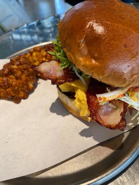 Pastırmalı yumurta sürtüğü burger ve mısır cipsi. Kahvaltıya hazırım..