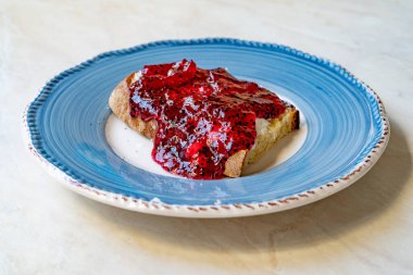 Ejderha Meyvesi Reçeli veya Marmelatlı Ekmek Spread. Yemeye hazır..