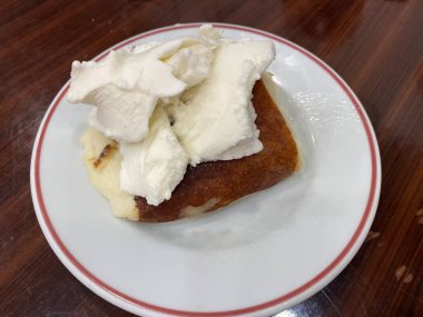 Kazandibi Tatlısı Yanmış Türk Sütlü Pudingi Dondurmalı. Yemek için hazır..