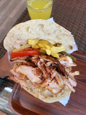 Türk ve Arap Geleneksel Ramazan tavuk kebabı ve limonata. Yemek için hazır..