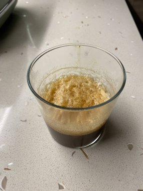 Espresso Tonik - karıştırılmış espresso kahvesi ve tonik su. İçmeye hazır..