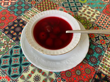 Geleneksel Türk Kiraz Komplosu veya Komposto. Yemek için hazır..