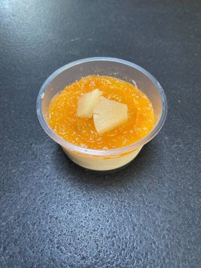 Mango panna cotta, mango jöle ve ananas, İtalyan tatlısı. Yemek için hazır..