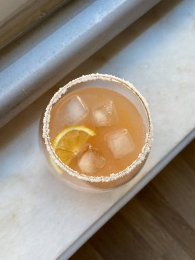 Greyfurtlu tuzlu köpek mermer yüzeyinde buzlu buzlu kokteyl. İçmeye hazır..