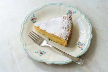 Çam fıstıklı kremalı kek. Geleneksel İtalyan pastası - torta della nonna ya da büyükannenin pastası. Toskana çöreği. Yemek için hazır..