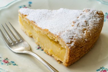 Çam fıstıklı kremalı kek. Geleneksel İtalyan pastası - torta della nonna ya da büyükannenin pastası. Toskana çöreği. Yemek için hazır..