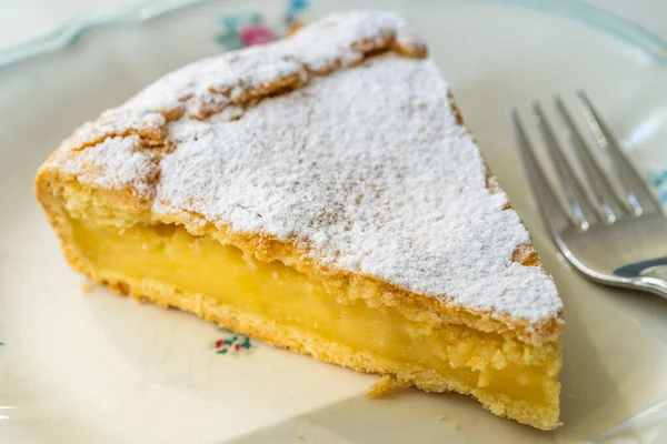 Çam fıstıklı kremalı kek. Geleneksel İtalyan pastası - torta della nonna ya da büyükannenin pastası. Toskana çöreği. Yemek için hazır..