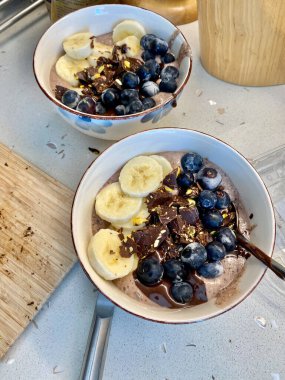 Mutfakta Smoothie Bowl hazırlıyorum. İki porsiyon. Yemek için hazır..